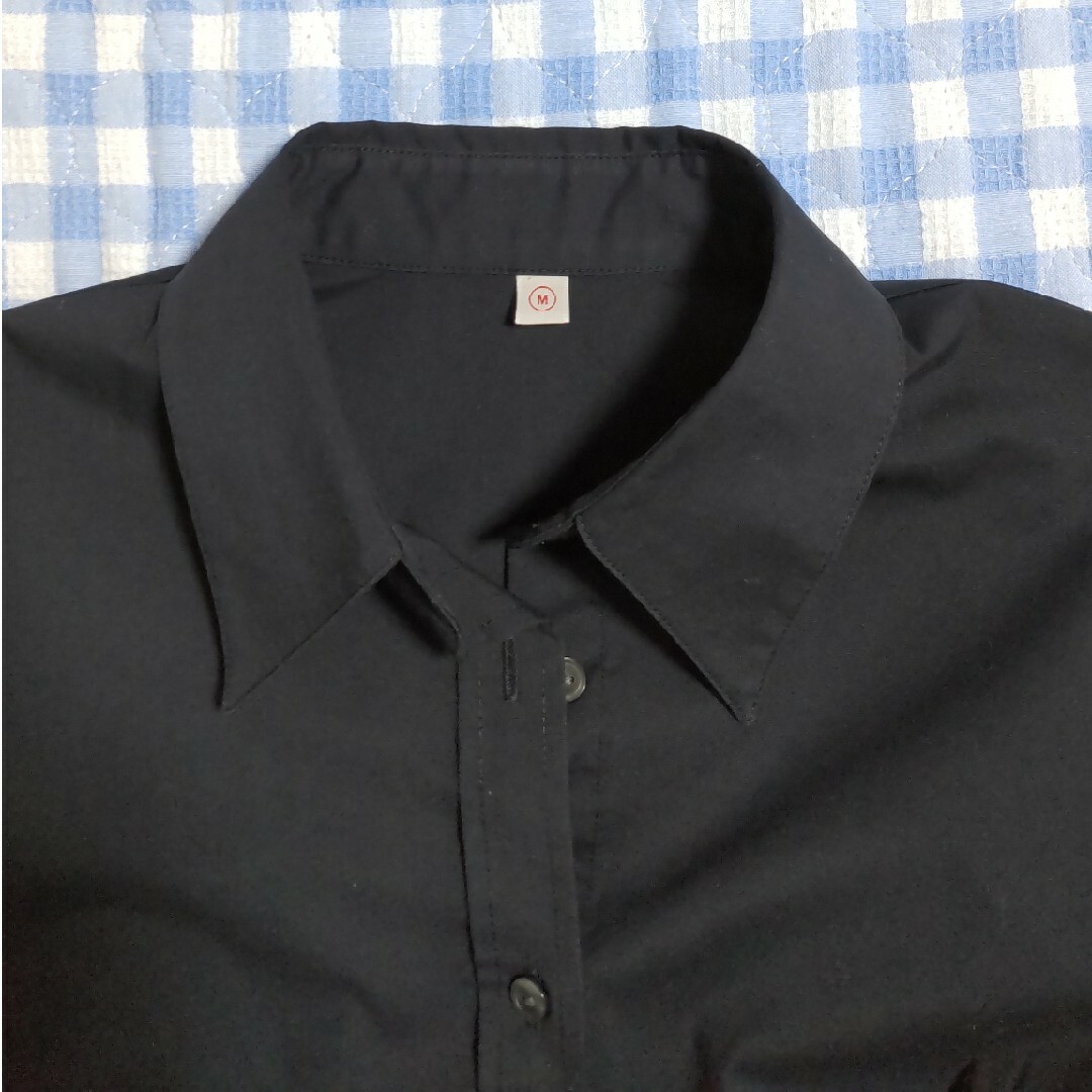 UNIQLO(ユニクロ)のユニクロ カッターシャツ 黒 ストレッチ Ｍサイズ ブラック レディースのトップス(シャツ/ブラウス(長袖/七分))の商品写真