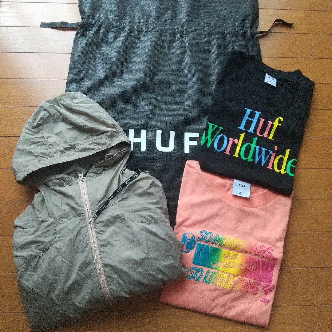 HUF(ハフ)の新品  HUF  ナイロンコート&半袖Tシャツ レディースのトップス(Tシャツ(半袖/袖なし))の商品写真