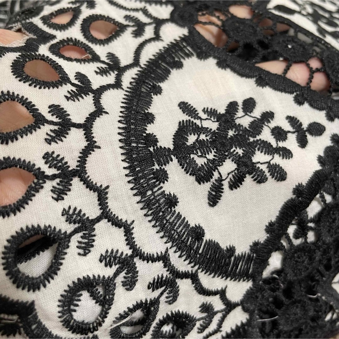 幅52cm 花柄刺繍　コットンレース　長さ1m 白　黒　フラワー　ハンドメイド ハンドメイドの素材/材料(生地/糸)の商品写真