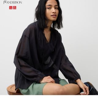 ユニクロ(UNIQLO)の美品　ユニクロ　シアー　ボリュームスリーブ　ブラック　M(シャツ/ブラウス(長袖/七分))