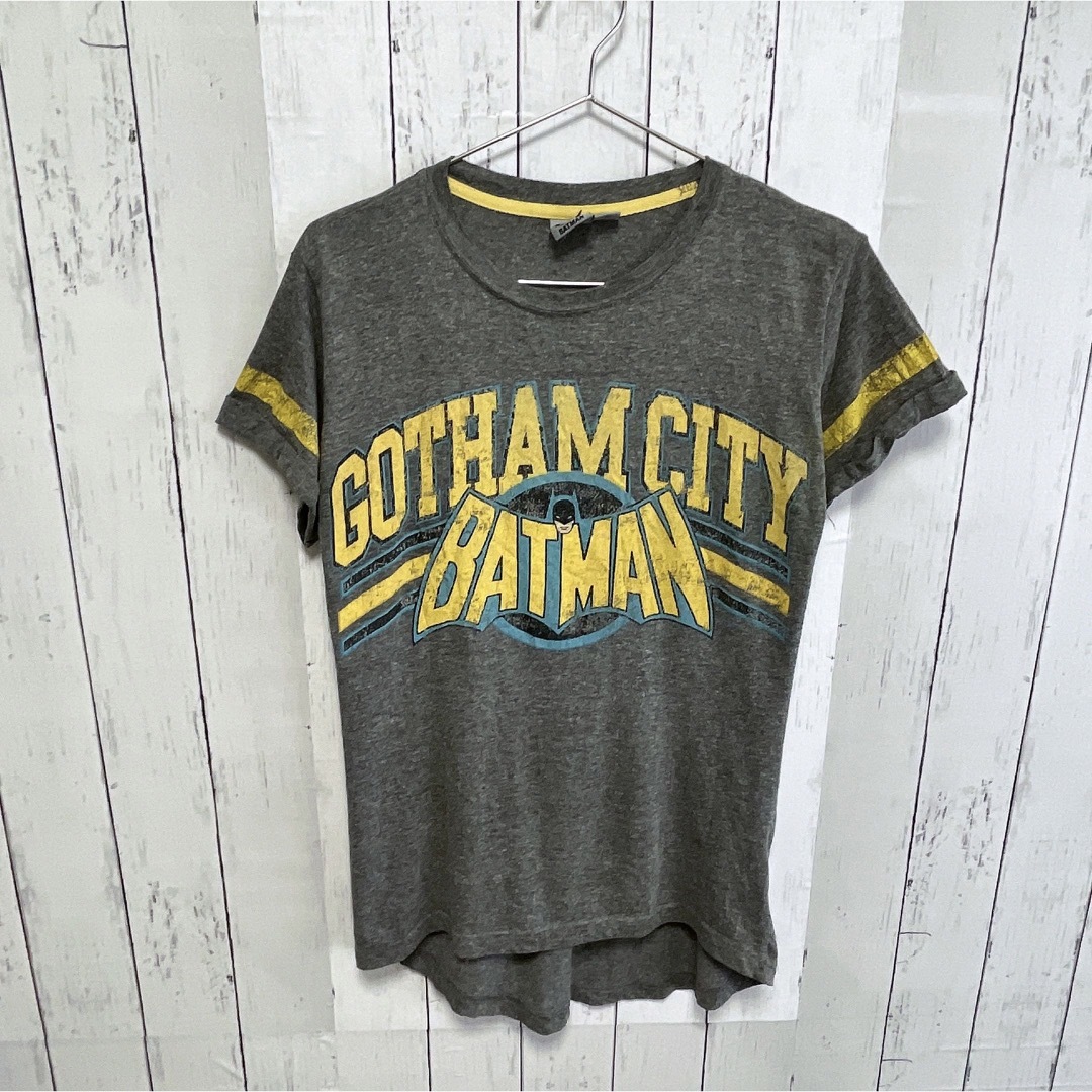 TV&MOVIE(ティービーアンドムービー)のUSA古着　バットマン　Tシャツ　XS　プリント　ロゴ　半袖　DCコミックス レディースのトップス(Tシャツ(半袖/袖なし))の商品写真