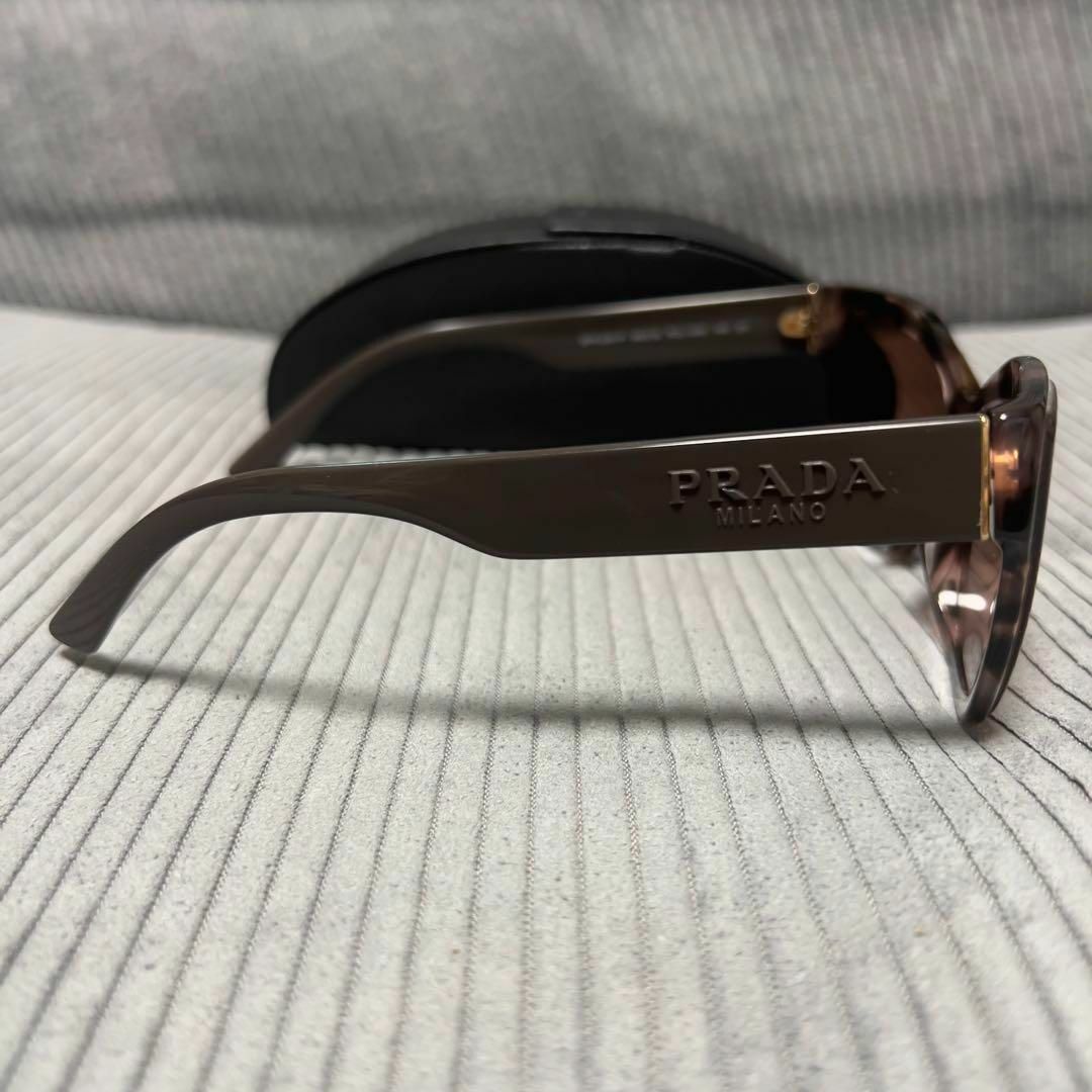 PRADA(プラダ)の新品未使用 PRADA プラダ キャットアイ ロゴサングラス SPR 23X-F レディースのファッション小物(サングラス/メガネ)の商品写真