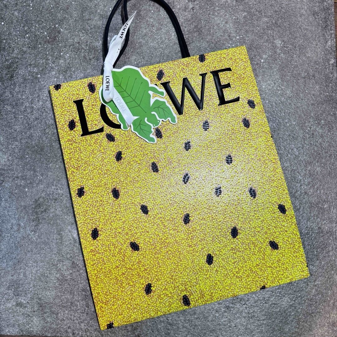 LOEWE(ロエベ)のloewe 紙袋 ショッパー リボン ロエベ 限定 ショップ袋 ラッピング  レディースのバッグ(トートバッグ)の商品写真