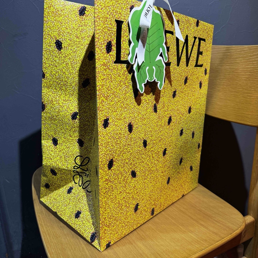 LOEWE(ロエベ)のloewe 紙袋 ショッパー リボン ロエベ 限定 ショップ袋 ラッピング  レディースのバッグ(トートバッグ)の商品写真