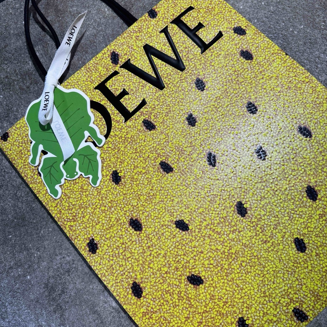 LOEWE(ロエベ)のloewe 紙袋 ショッパー リボン ロエベ 限定 ショップ袋 ラッピング  レディースのバッグ(トートバッグ)の商品写真