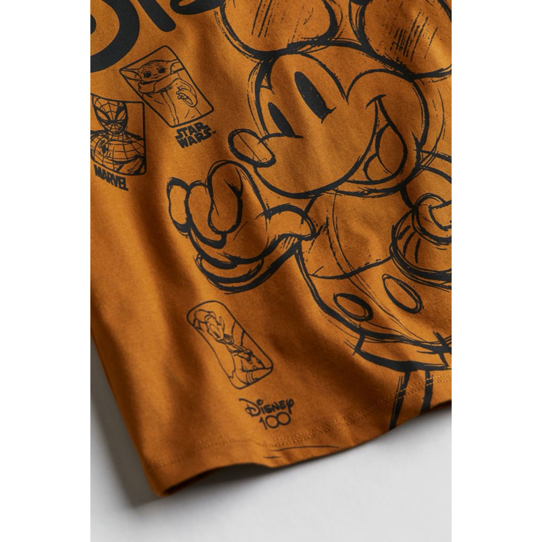 H&M(エイチアンドエム)の《新作》h&m  ディズニー100周年  ミッキーマウスTシャツ　120-130 キッズ/ベビー/マタニティのキッズ服男の子用(90cm~)(Tシャツ/カットソー)の商品写真