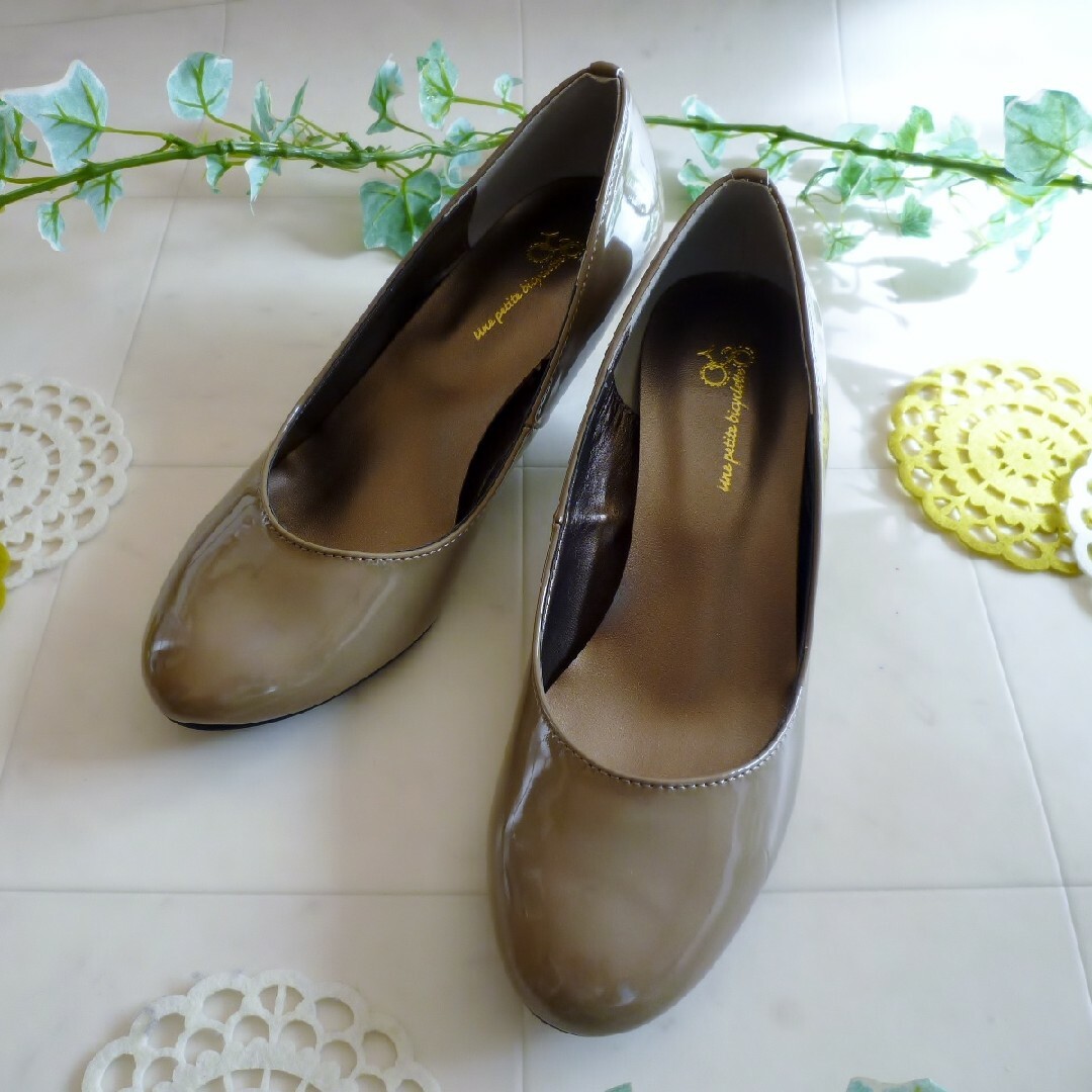エナメル調ヒールパンプス《ベージュ/Sサイズ》 レディースの靴/シューズ(ハイヒール/パンプス)の商品写真