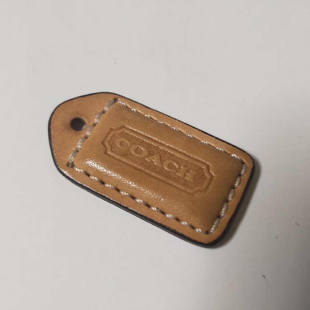 中古 COACH 茶色 チャーム タグ キーホルダー コーチ レディースのファッション小物(キーホルダー)の商品写真