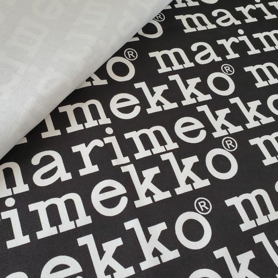 marimekko(マリメッコ)のキャンバス生地　帆布　マリメッコ風　ロゴ柄　ブラック地　145×50㎝ ハンドメイドの素材/材料(生地/糸)の商品写真