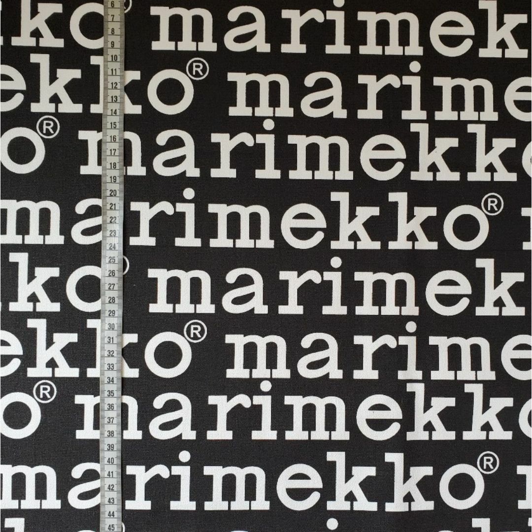 marimekko(マリメッコ)のキャンバス生地　帆布　マリメッコ風　ロゴ柄　ブラック地　145×50㎝ ハンドメイドの素材/材料(生地/糸)の商品写真