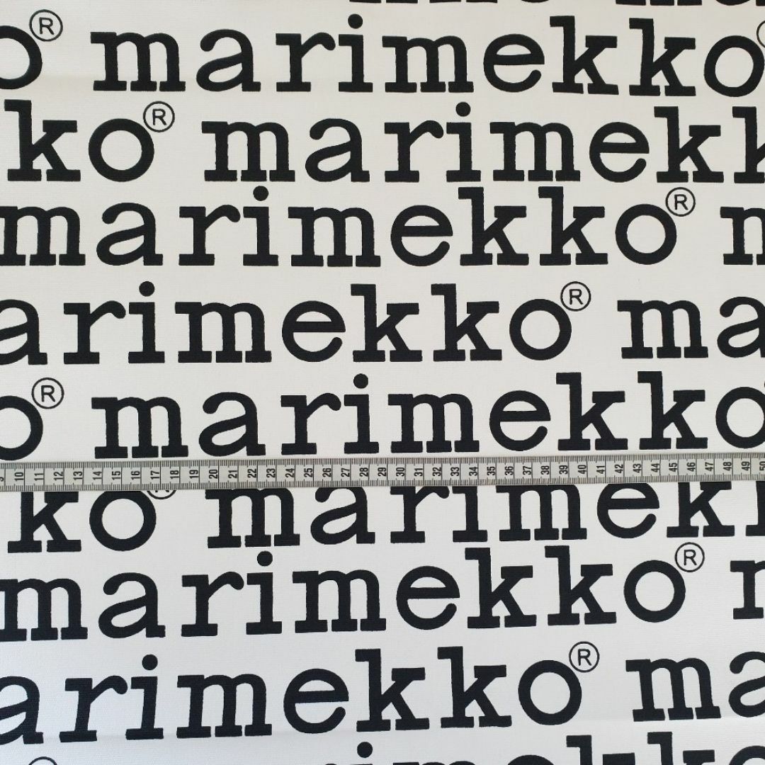 marimekko(マリメッコ)のキャンバス生地　帆布　マリメッコ風　ロゴ柄　ホワイト地　145×50㎝ ハンドメイドの素材/材料(生地/糸)の商品写真