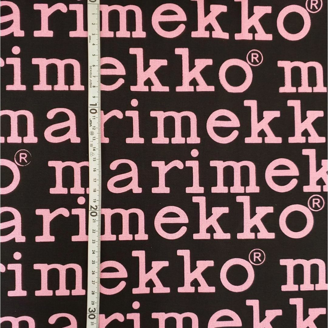 marimekko(マリメッコ)のキャンバス生地　帆布　マリメッコ風　ロゴ柄　ピンク×黒　145×50㎝ ハンドメイドの素材/材料(生地/糸)の商品写真