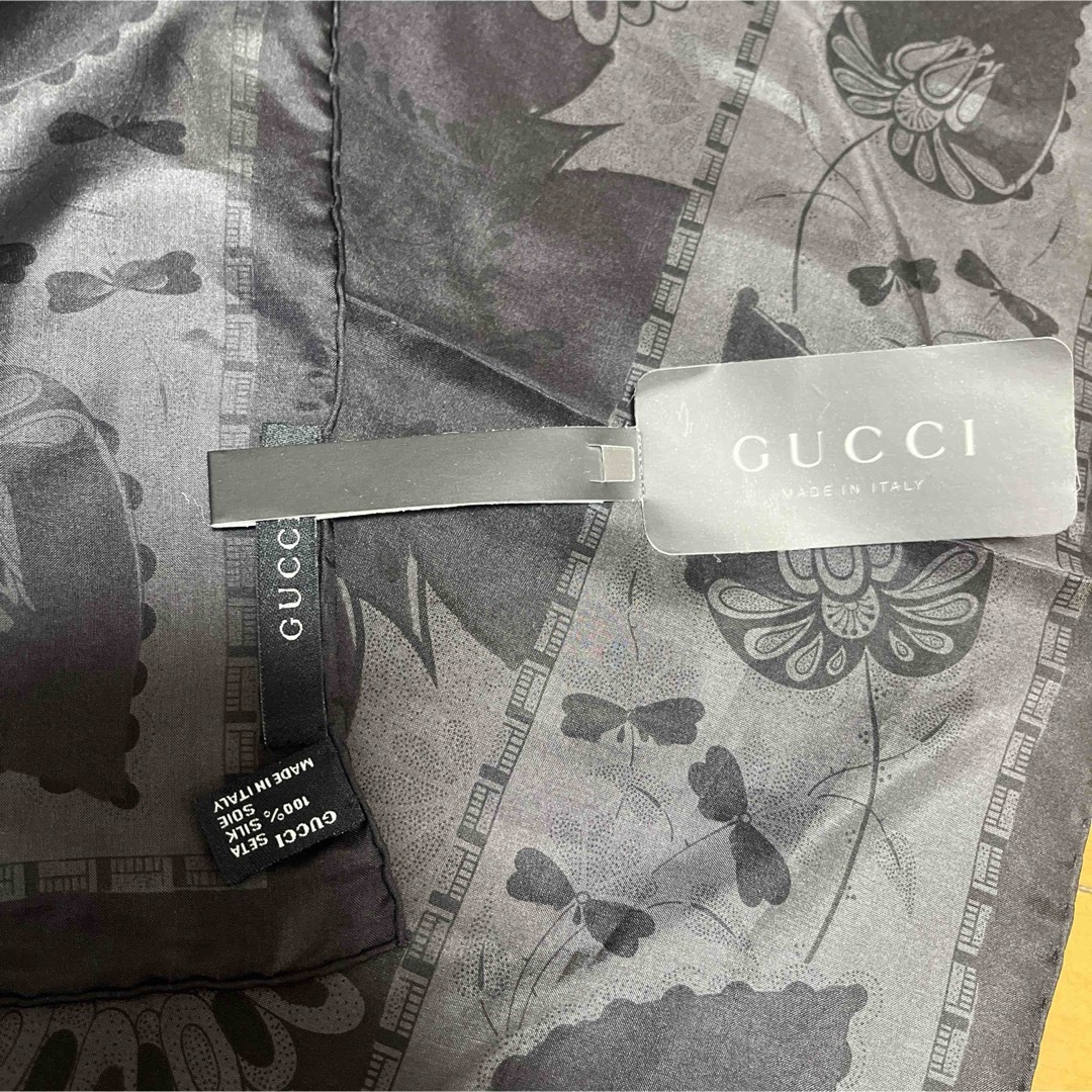 Gucci(グッチ)の新品タグ付き　GUCCI グッチ　フローラル　ブラック　スカーフ♡ レディースのファッション小物(バンダナ/スカーフ)の商品写真