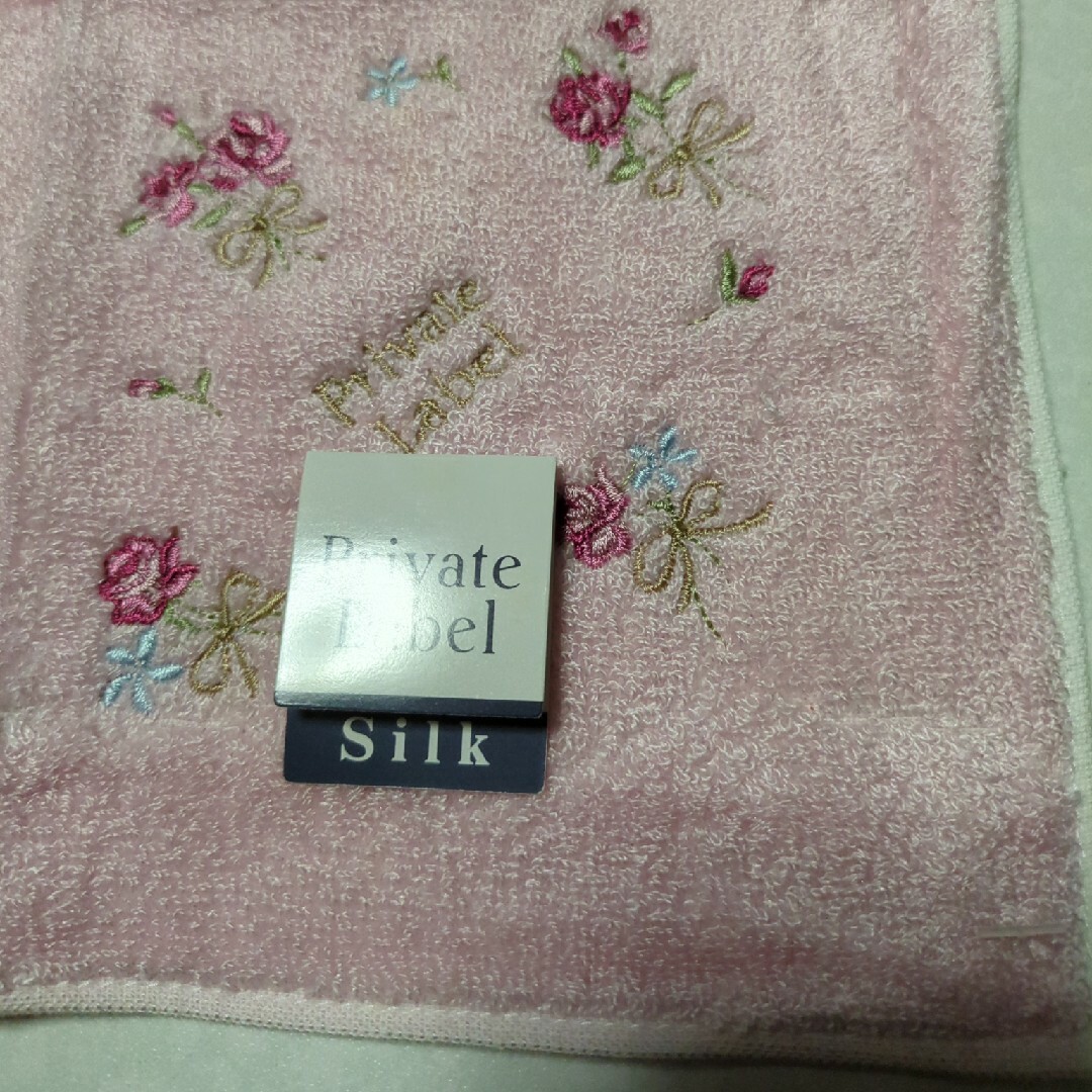 PRIVATE LABEL(プライベートレーベル)のPrivate Label　花の刺繍がきれいなピンクのシルクハンドタオル レディースのファッション小物(ハンカチ)の商品写真