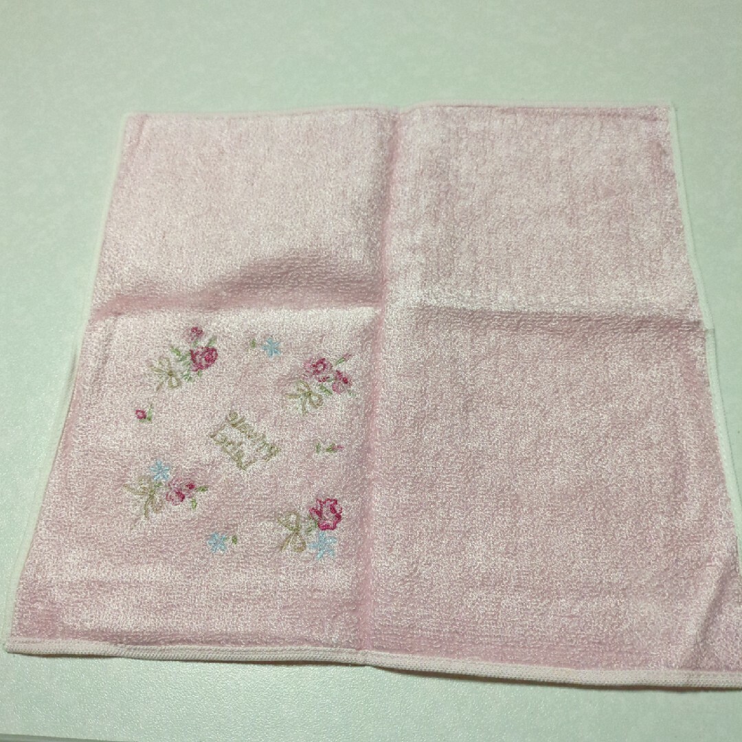 PRIVATE LABEL(プライベートレーベル)のPrivate Label　花の刺繍がきれいなピンクのシルクハンドタオル レディースのファッション小物(ハンカチ)の商品写真