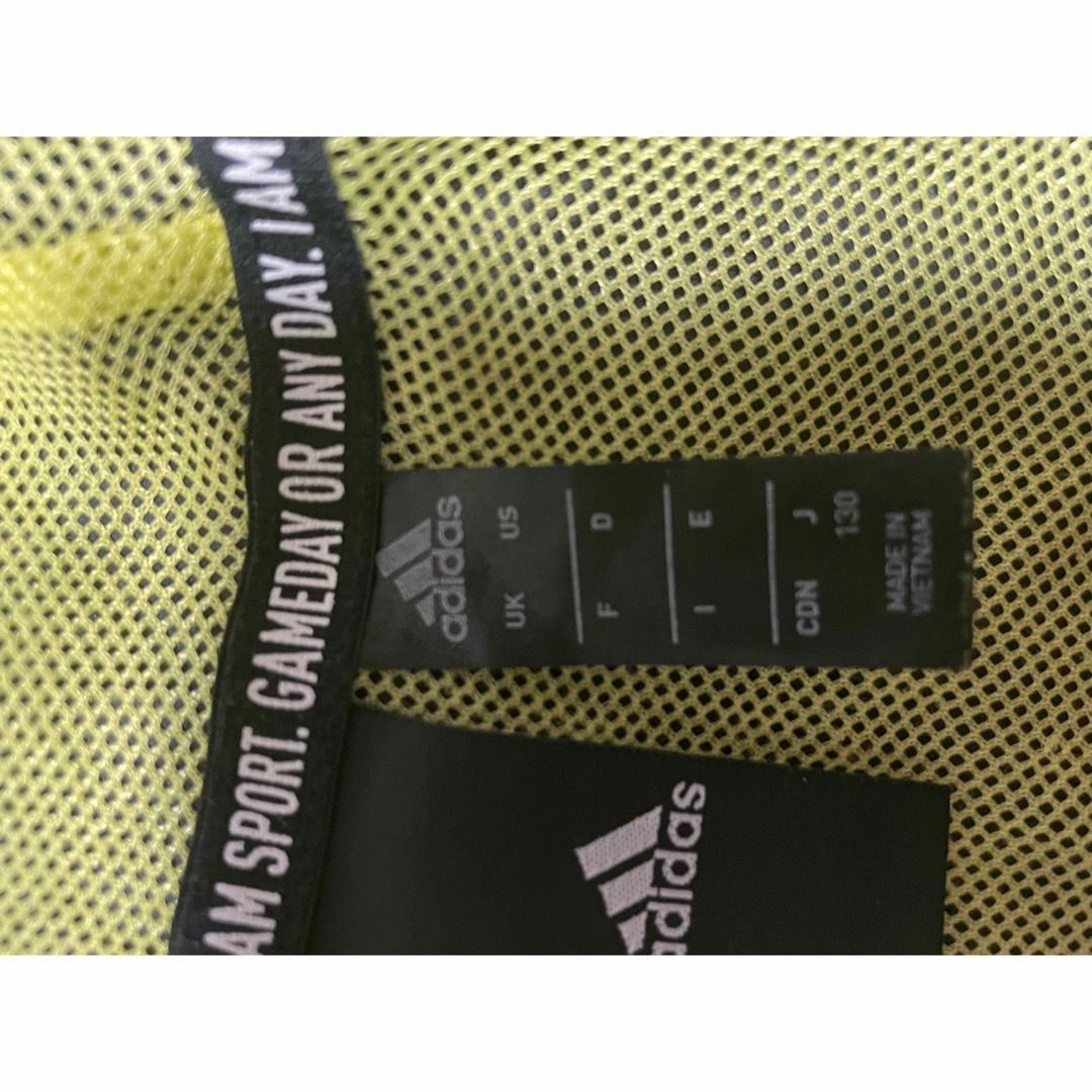 adidas(アディダス)のアディダスプルオーバーナイロンパーカー中古品130 キッズ/ベビー/マタニティのキッズ服男の子用(90cm~)(ジャケット/上着)の商品写真