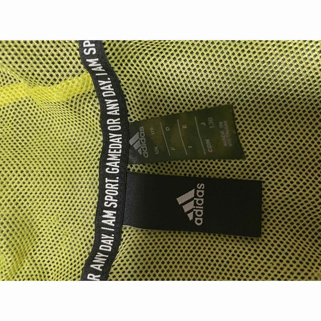 adidas(アディダス)のアディダスプルオーバーナイロンパーカー中古品130 キッズ/ベビー/マタニティのキッズ服男の子用(90cm~)(ジャケット/上着)の商品写真