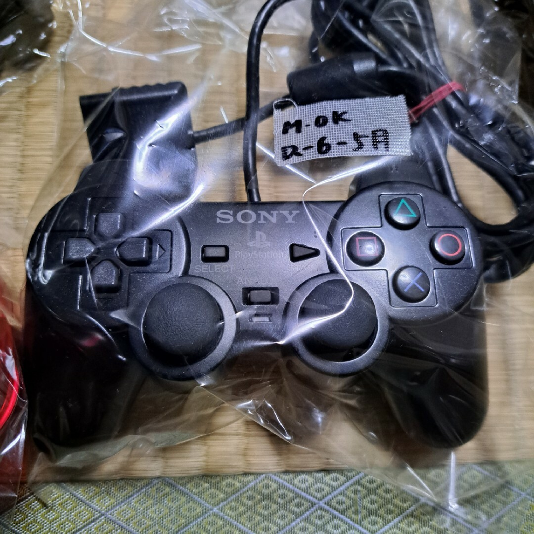 PlayStation2(プレイステーション2)のアナログコントローラー エンタメ/ホビーのゲームソフト/ゲーム機本体(家庭用ゲーム機本体)の商品写真