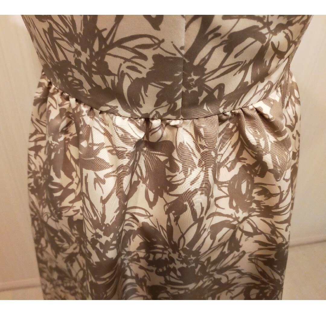 アイボリーの地色にグレージュ色の花柄の膝丈ワンピース Mサイズ レディースのワンピース(ひざ丈ワンピース)の商品写真