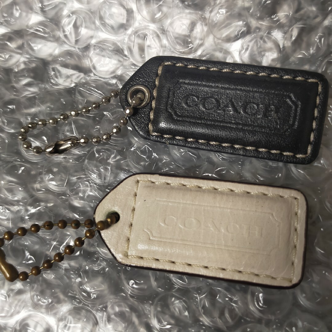 黒色 白色  中古 COACH チャーム タグ キーホルダー コーチ レディースのファッション小物(キーホルダー)の商品写真