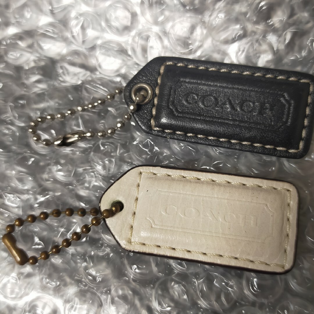 黒色 白色  中古 COACH チャーム タグ キーホルダー コーチ レディースのファッション小物(キーホルダー)の商品写真