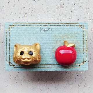 カザ(KAZA)の KAZA アライグマと林檎のピアス(ピアス)