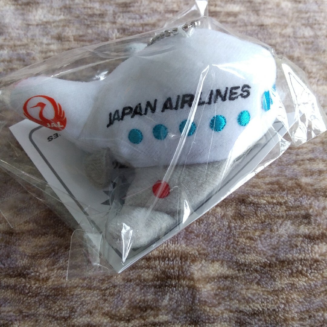 JAL(日本航空)(ジャル(ニホンコウクウ))の【非売品】JALキッズノベルティ　飛行機　マスコット　ぬいぐるみキーホルダー エンタメ/ホビーのおもちゃ/ぬいぐるみ(ぬいぐるみ)の商品写真