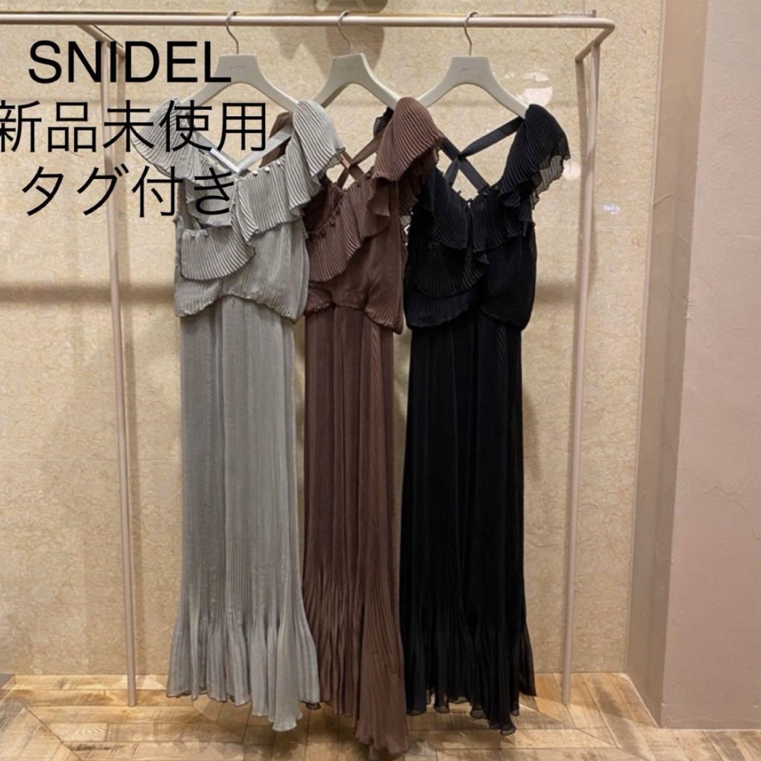 SNIDEL(スナイデル)のSNIDEL クリスタルプリーツワンピース　ブラウン レディースのワンピース(ロングワンピース/マキシワンピース)の商品写真