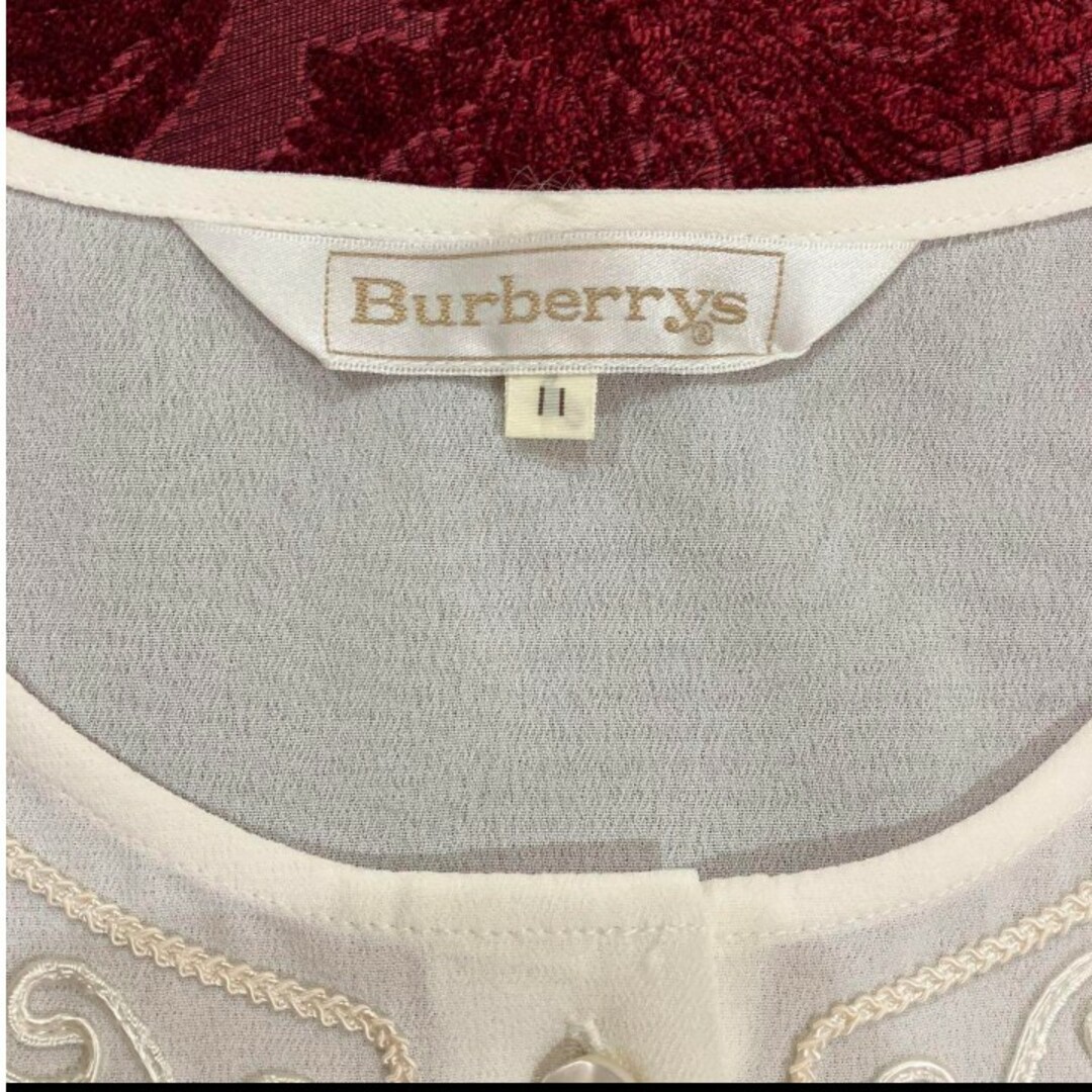 BURBERRY(バーバリー)の【新品・未使用】　バーバリー　オフホワイトブラウス　11号　豪華刺繍 レディースのトップス(シャツ/ブラウス(長袖/七分))の商品写真