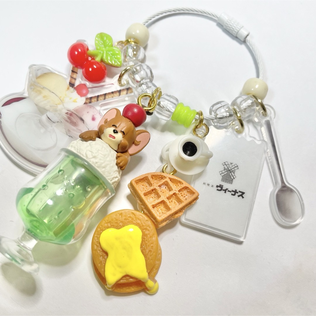 大好きなクリームソーダで🍈🍨🍒ひと休みしよう💚キーホルダー ハンドメイドのアクセサリー(キーホルダー/ストラップ)の商品写真