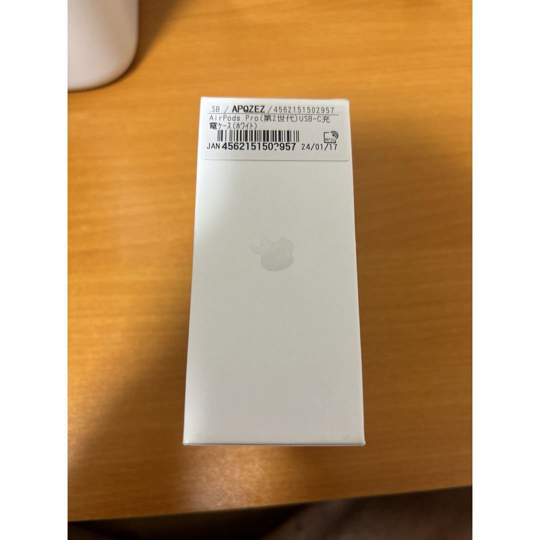 Apple(アップル)のAirPods pro（第2世代）USB-C充電ケース（ホワイト） スマホ/家電/カメラのオーディオ機器(ヘッドフォン/イヤフォン)の商品写真