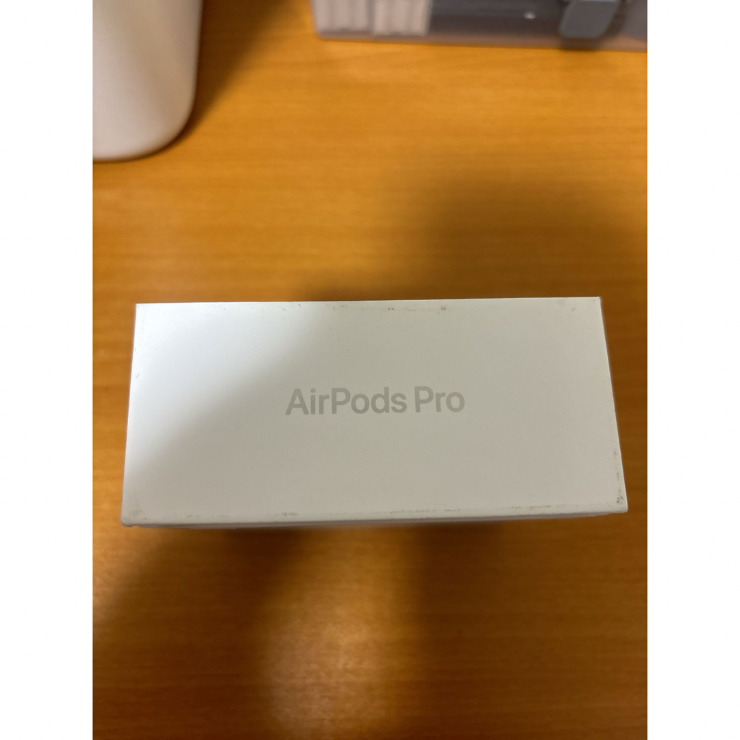 Apple(アップル)のAirPods pro（第2世代）USB-C充電ケース（ホワイト） スマホ/家電/カメラのオーディオ機器(ヘッドフォン/イヤフォン)の商品写真