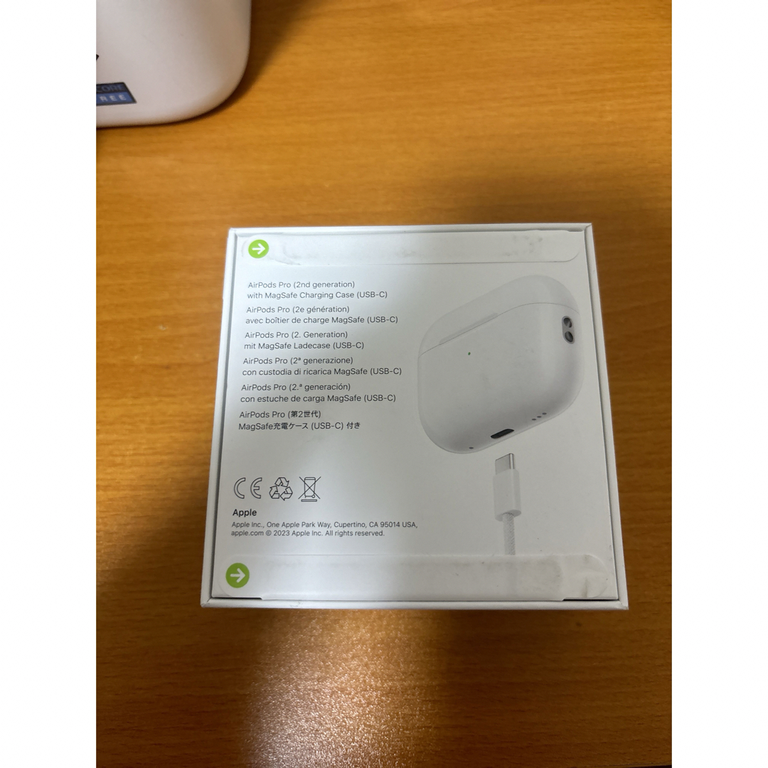 Apple(アップル)のAirPods pro（第2世代）USB-C充電ケース（ホワイト） スマホ/家電/カメラのオーディオ機器(ヘッドフォン/イヤフォン)の商品写真