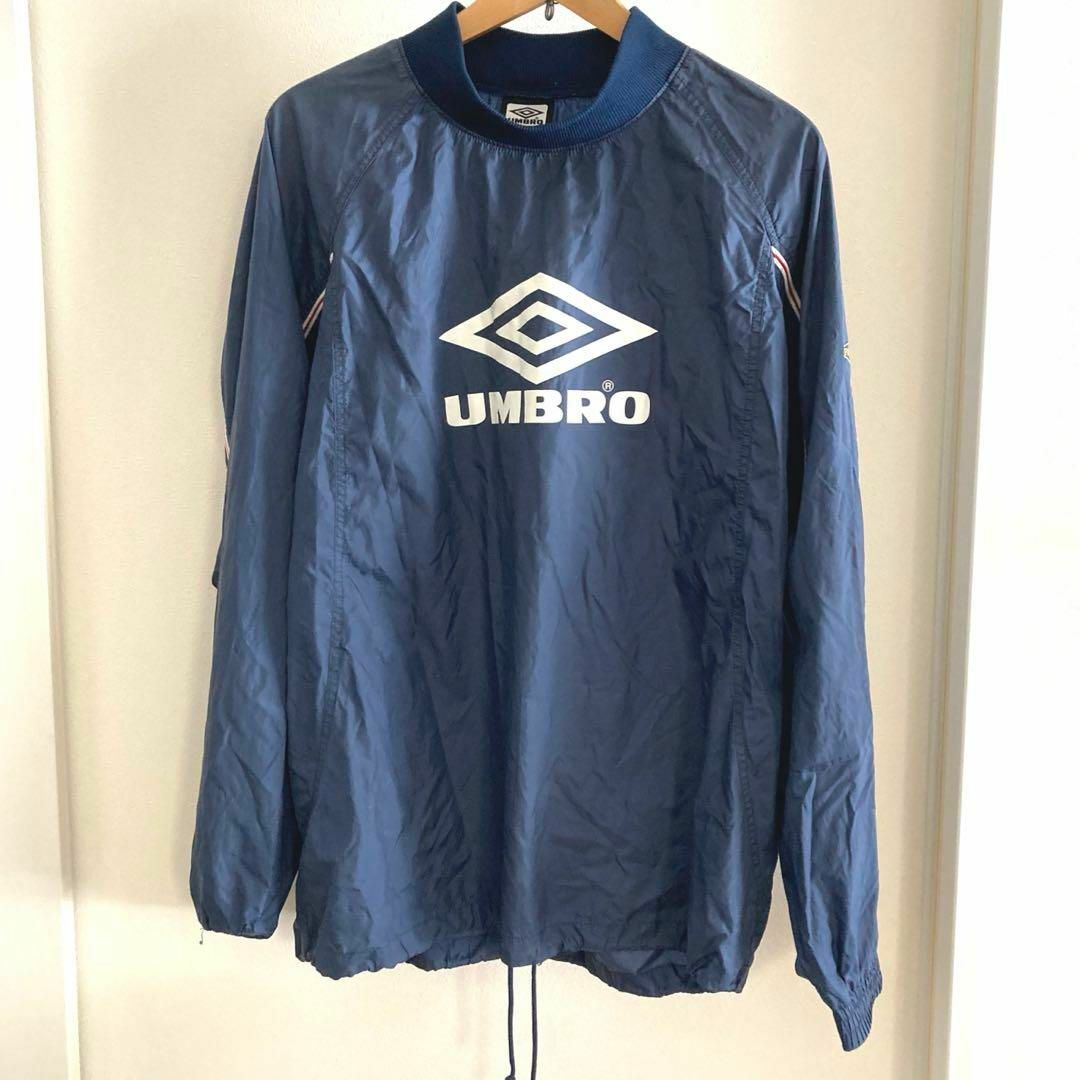 UMBRO(アンブロ)のアンブロ　長袖　UMBRO ピステ　ゲームシャツ　古着　ハイネック　デカロゴ メンズのトップス(Tシャツ/カットソー(七分/長袖))の商品写真