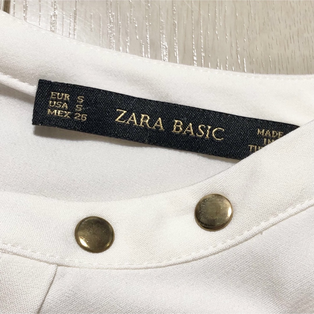 ZARA(ザラ)のZARA BASIC ピンタッグ ブラウス ノースリーブブラウス　オフホワイト レディースのトップス(シャツ/ブラウス(半袖/袖なし))の商品写真