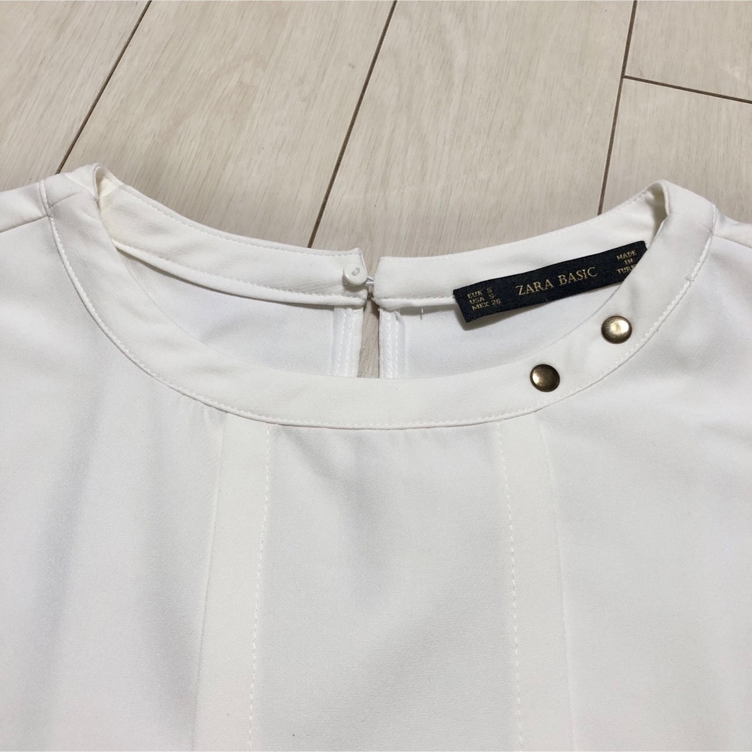 ZARA(ザラ)のZARA BASIC ピンタッグ ブラウス ノースリーブブラウス　オフホワイト レディースのトップス(シャツ/ブラウス(半袖/袖なし))の商品写真