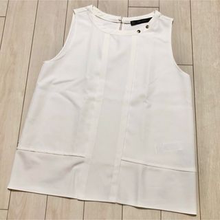 ザラ(ZARA)のZARA BASIC ピンタッグ ブラウス ノースリーブブラウス　オフホワイト(シャツ/ブラウス(半袖/袖なし))