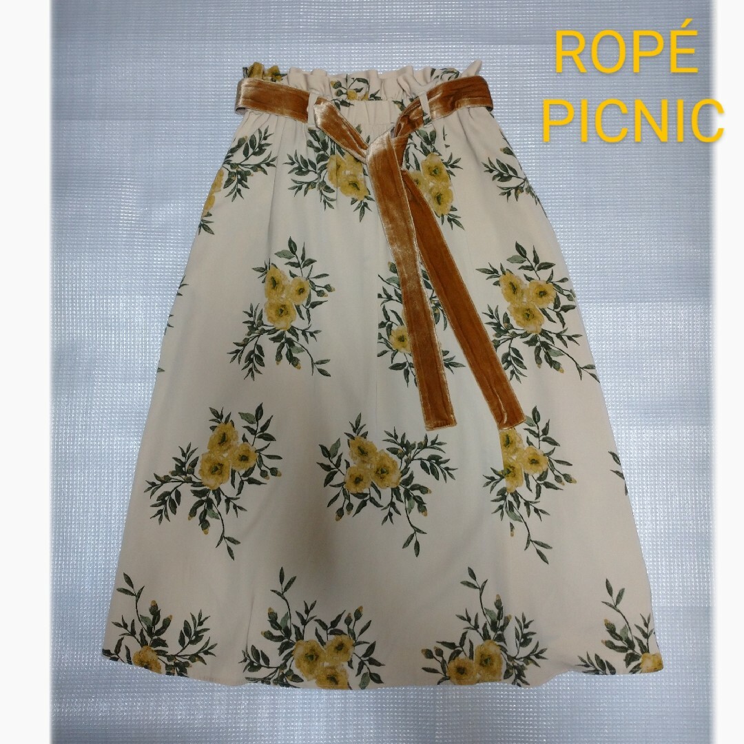 Rope' Picnic(ロペピクニック)の【送料込】ROPE' PICNIC花柄フレアースカート　(クリーム色) レディースのスカート(ひざ丈スカート)の商品写真