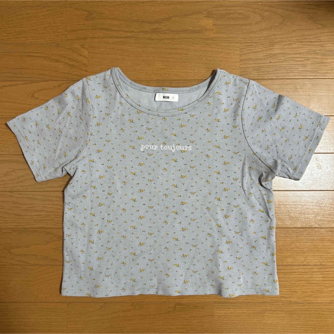 WEGO(ウィゴー)のWEGO 花柄Tシャツ　ブルーグレー レディースのトップス(Tシャツ(半袖/袖なし))の商品写真