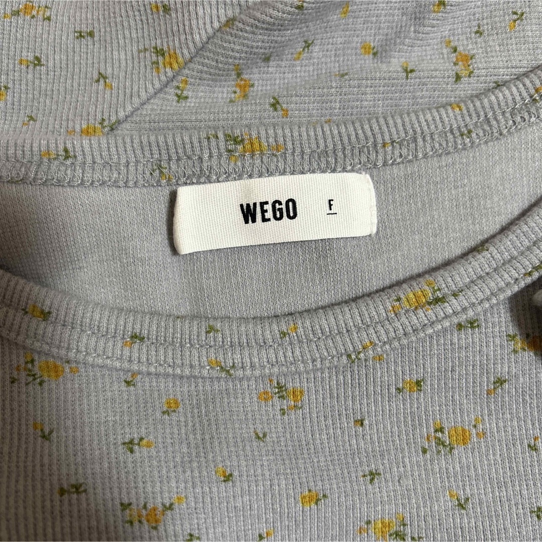 WEGO(ウィゴー)のWEGO 花柄Tシャツ　ブルーグレー レディースのトップス(Tシャツ(半袖/袖なし))の商品写真
