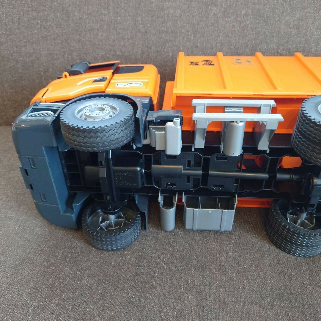 bruder(ブルーダー)のMAN TGS ごみ収集車 　 ブルーダーbruder　スカニアSCANIA エンタメ/ホビーのおもちゃ/ぬいぐるみ(ミニカー)の商品写真