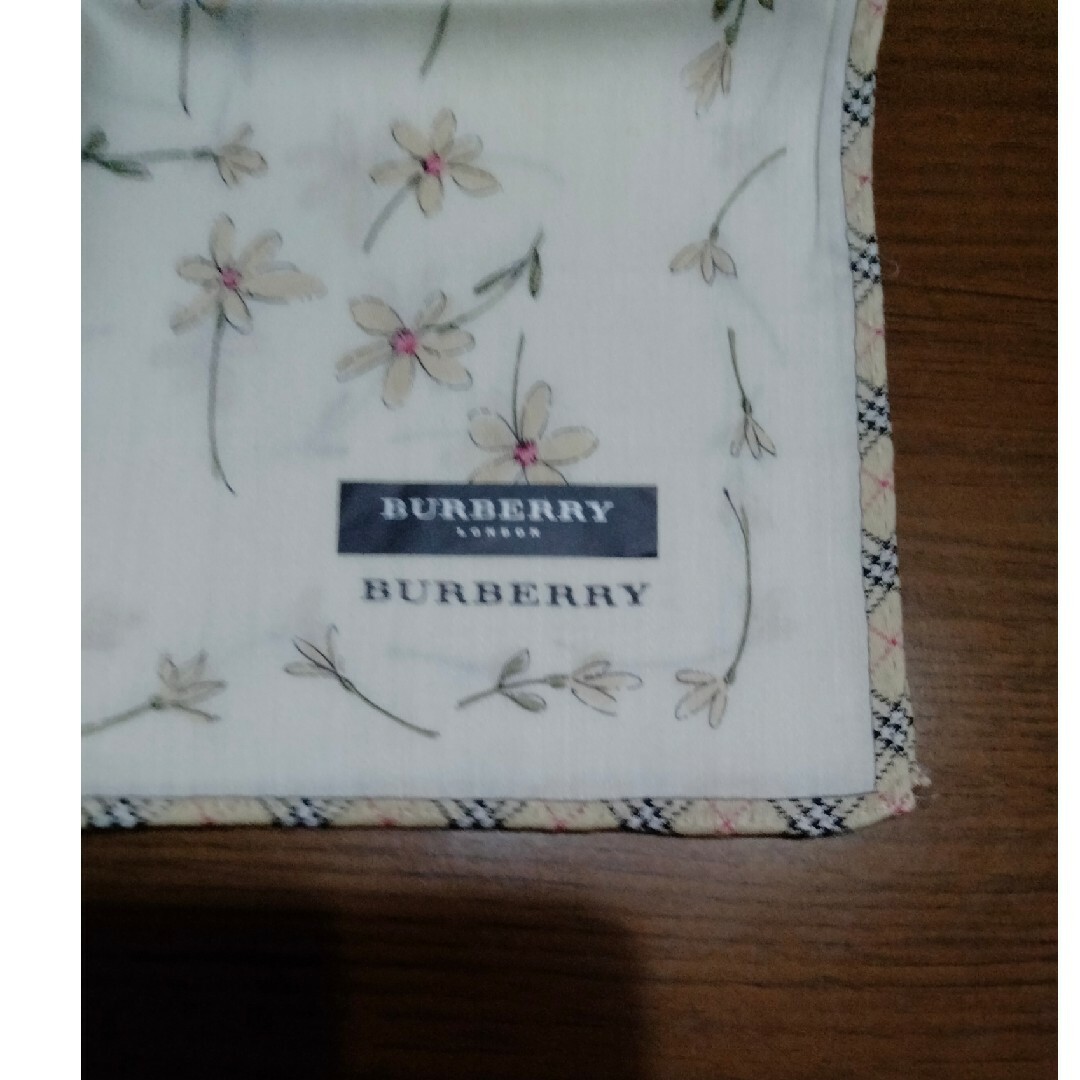 BURBERRY(バーバリー)の新品　BURBERRY ハンカチ　大判ハンカチ　バーバリー レディースのファッション小物(ハンカチ)の商品写真