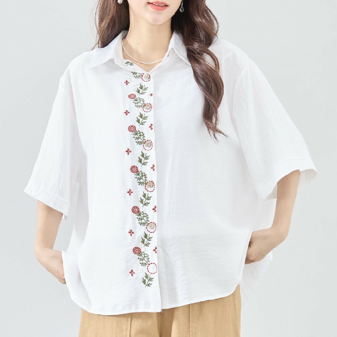 【ホワイト】TRUBE  フラワー刺繍半袖シャツ レディースのトップス(シャツ/ブラウス(半袖/袖なし))の商品写真