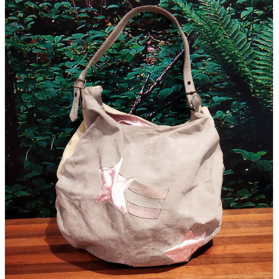 ペパーミントグリーンスエード　ピンクスターアップリケ　丸型　ワンハンドルバック レディースのバッグ(トートバッグ)の商品写真