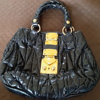 ミュウミュウ(miumiu)の②miu miu　バッグ　黒(ハンドバッグ)