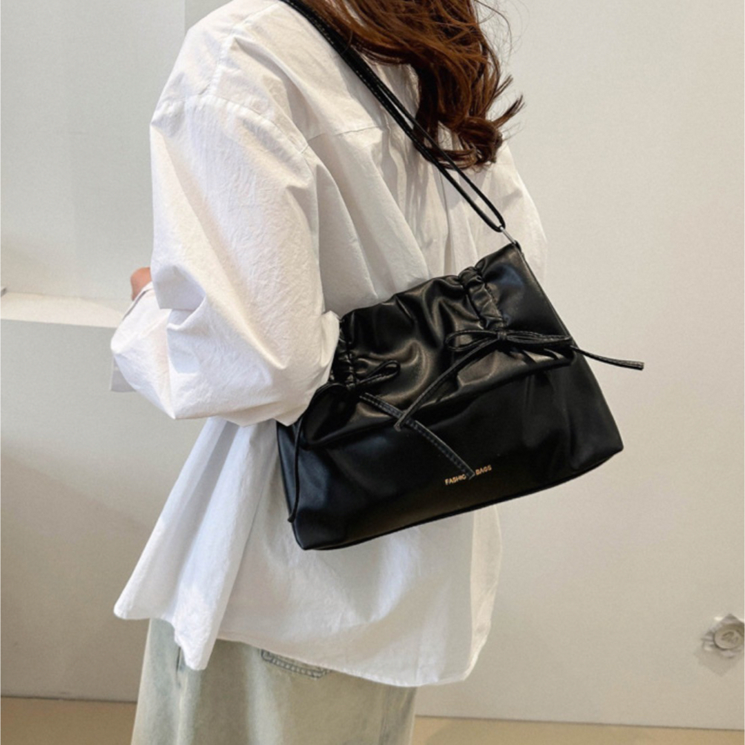 バッグ　ショルダーバッグ　レディース　リボン　リボン付　ブラック　韓国 レディースのバッグ(ショルダーバッグ)の商品写真