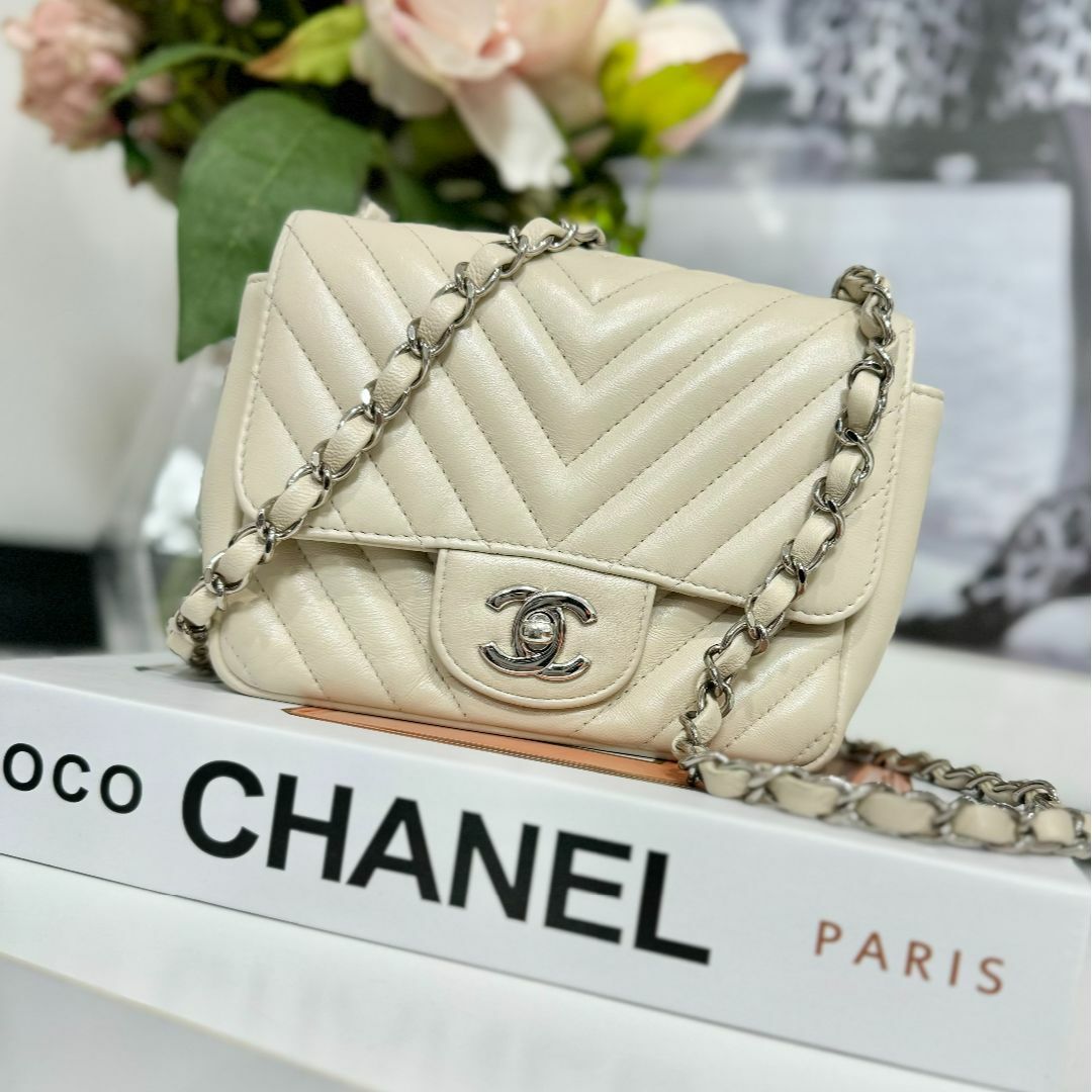 CHANEL(シャネル)のシャネル ラムスキン Vステッチ ミニ ショルダーバッグ ベージュ レディースのバッグ(ショルダーバッグ)の商品写真