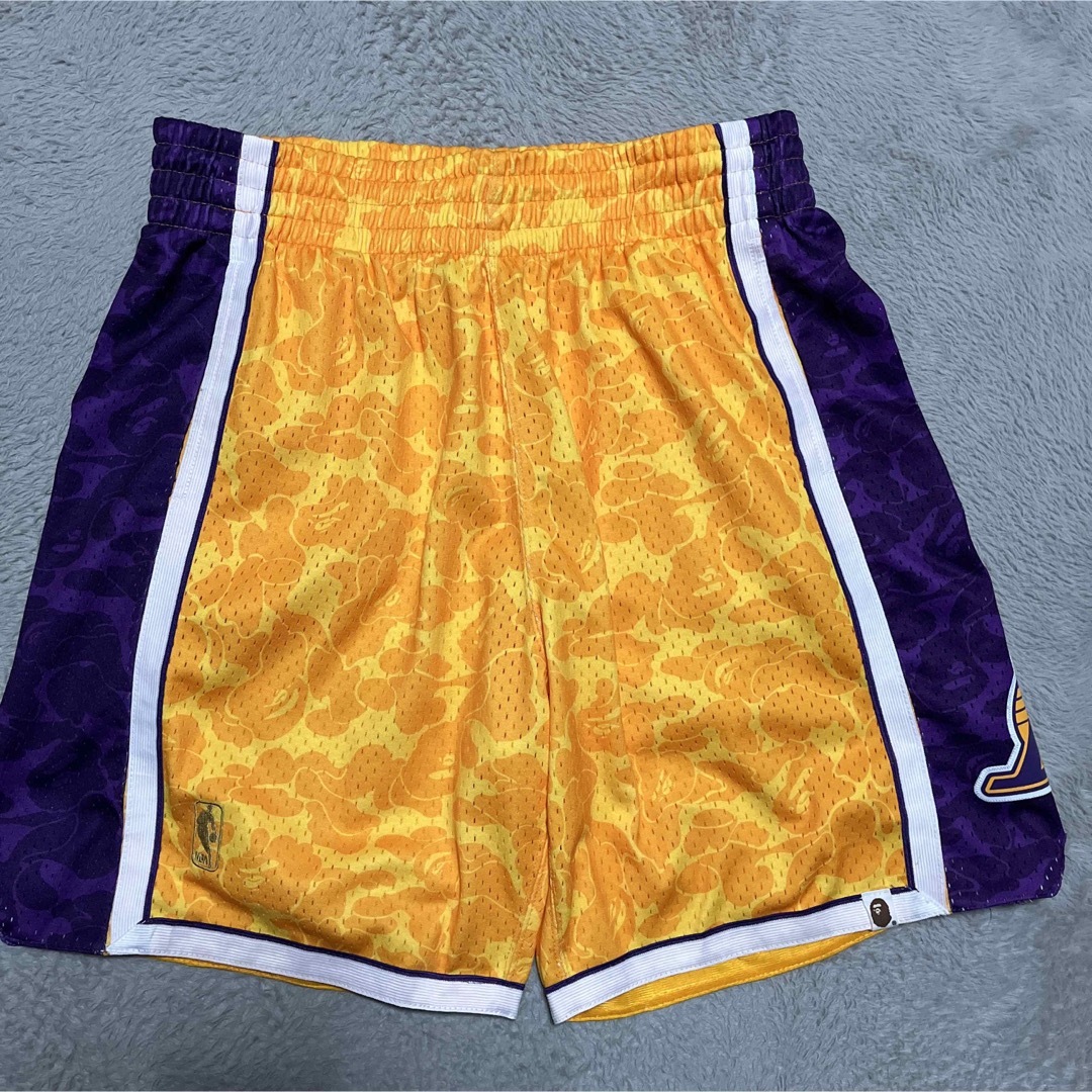 A BATHING APE(アベイシングエイプ)のAPE BAPE MITCHELL & NESS LAKERS NBA ショーツ メンズのパンツ(ショートパンツ)の商品写真