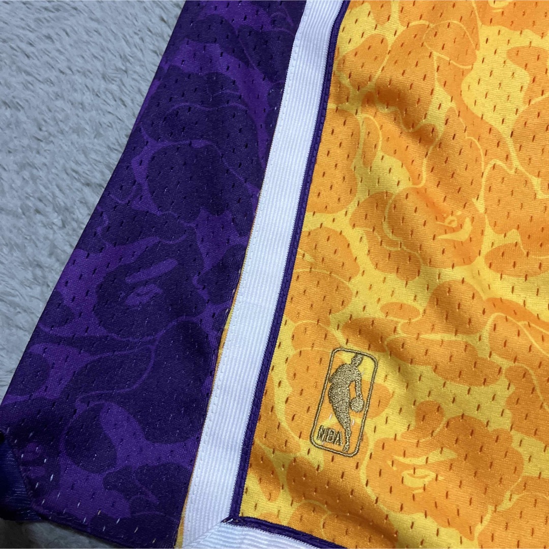 A BATHING APE(アベイシングエイプ)のAPE BAPE MITCHELL & NESS LAKERS NBA ショーツ メンズのパンツ(ショートパンツ)の商品写真