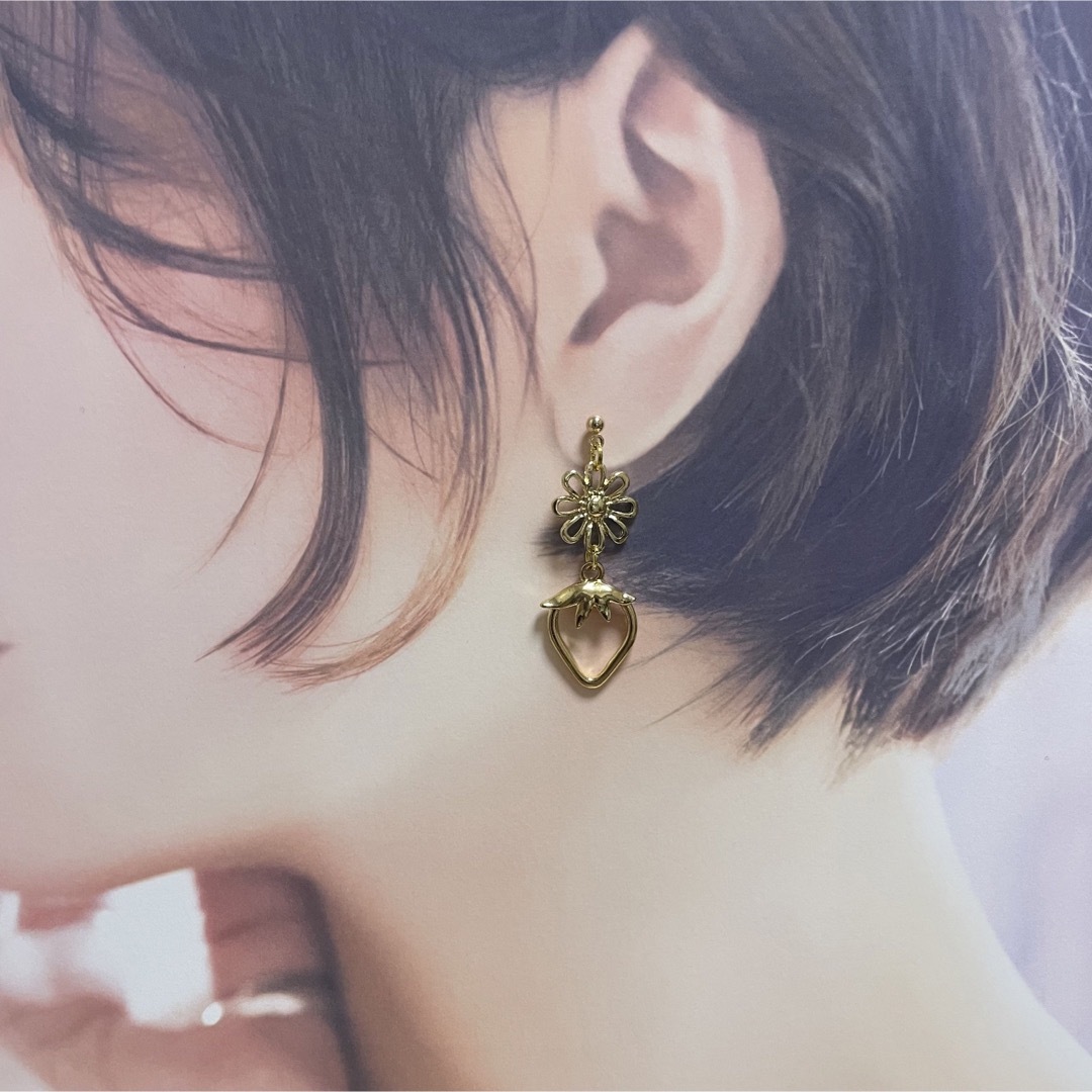 380.ゴールドフラワー×いちごピアス(イヤリング)ハンドメイド ハンドメイドのアクセサリー(ピアス)の商品写真